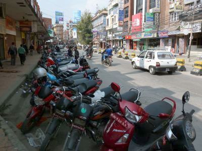 Parkeerplaats juist buiten Thamel